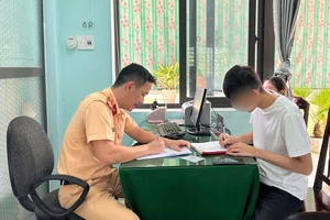 Khoe 'chiến tích' thả hai tay khi chạy xe máy, bị phạt gần chục triệu