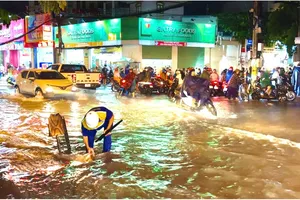 Vật lộn với dòng nước ngập, kẹt xe kéo dài ở TP Thủ Đức