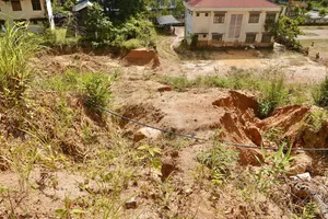 Cả quả núi nứt nẻ, sạt lở liên tục, trụ sở 4 cơ quan ở Quảng Ngãi bị uy hiếp