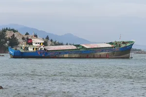 Tàu hàng mắc cạn ở biển Dung Quất