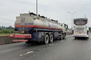 Vụ rút ruột xe dầu trên Quốc lộ 1: Đình chỉ công tác 2 tài xế xe bồn