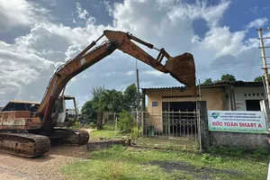 Cưỡng chế khu đất án ngữ giữa đường trong khu kinh tế Dung Quất