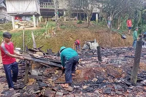 Cháy trong đêm ở Quảng Ngãi, một căn nhà bị thiêu rụi hoàn toàn