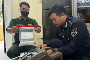 Đi nhặt ve chai, phát hiện túi chứa 1.500 viên nghi ma túy dạt vào bờ biển