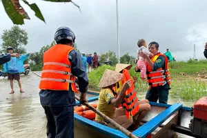 Nước lũ lên nhanh, người dân Quảng Ngãi chạy lũ trong đêm