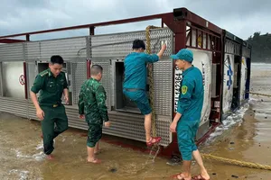 Sà lan và 3 bồn kim loại dạt vào bờ biển Quảng Ngãi