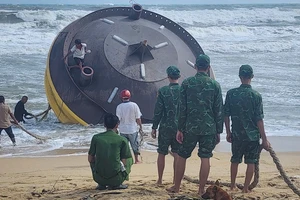 Thêm vật thể lạ mang chữ China Buoy dạt vào bờ biển Quảng Ngãi
