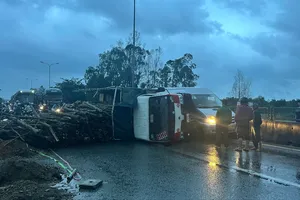 Xe tải chở gỗ lật ngang đường, quốc lộ 1 ách tắc kéo dài