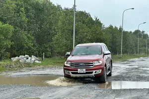 Đường huyết mạch trong Khu kinh tế Dung Quất 'nát như tương’