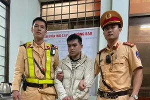 Kẻ tàng trữ ma túy mở cửa xe bỏ chạy, ô tô lao vào CSGT