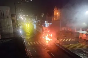 Cháy xe đầu kéo trên quốc lộ 1A qua Quảng Ngãi lúc trời đang mưa to