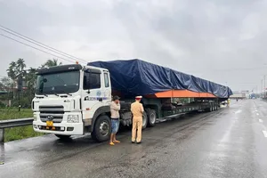Phạt tài xế, chủ xe siêu trường siêu trọng chạy trên quốc lộ 1