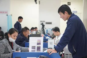 Nghe đồn trên mạng, người dân Quảng Ngãi ồ ạt đi đổi giấy phép lái xe