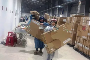 Hơn 4.000 công nhân ở Quảng Ngãi được công ty tặng mỗi người 1 tivi