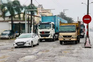 Quốc lộ 1 phía Nam tỉnh Quảng Nam 'nát như tương', vừa vá xong lại hỏng