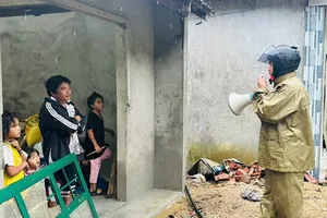 Quả núi nứt toác đe dọa 169 nhân khẩu ở Quảng Ngãi