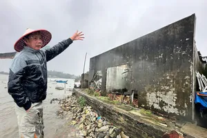 Sạt lở bờ biển kéo phăng cả chục mét đất, người dân sống thấp thỏm