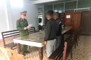 Công nhân làm đường cao tốc Bắc - Nam chở dầu công ty đi bán