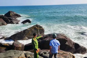 Quảng Ngãi: 2 phụ nữ cạo rong mứt rơi xuống biển, 1 người chết, 1 người mất tích