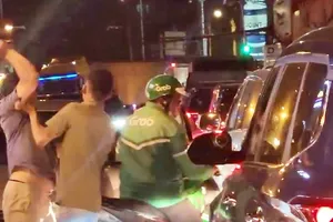 Vụ người đàn ông đập đầu xe ôm công nghệ ở Bình Thạnh: Nạn nhân nói gì?