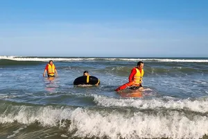 1 du khách thoát chết khi bị đuối nước ở biển Mỹ Khê 