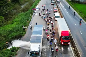 Lái xe container đứng chắn dòng nước xịt vào xe máy, tài xế nhận cơn mưa lời khen