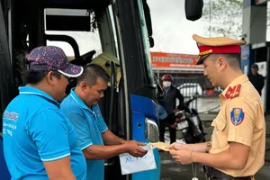 Lực lượng chức năng lập chốt, xử lý bến cóc trước bến xe Quảng Ngãi