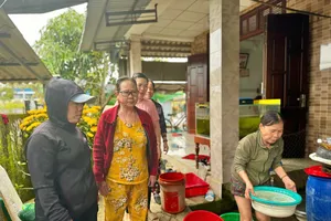 Video: 30 hộ dân ở Quảng Ngãi phải đi nhờ trên bờ hồ nuôi tôm