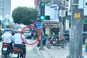 2 người đàn ông đi ô tô đánh người sau va chạm giao thông 