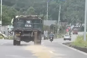 Dân gửi ảnh xe làm rơi vãi vật liệu xây dựng, công an xử phạt ngay