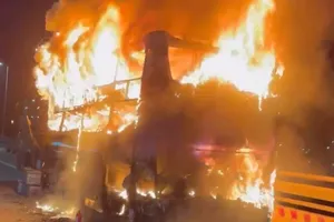 24 người thoát nạn trong vụ cháy xe khách trên cầu Trà Khúc 2