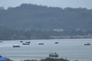 Vụ hút trộm cát trên sông Trà Khúc: Chủ tịch Quảng Ngãi chỉ đạo xử lý, báo cáo trước ngày 20-4