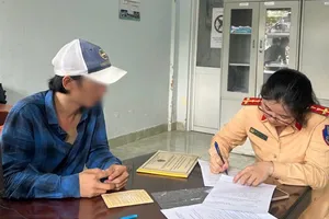 Phạt tài xế ô tô tải lạng lách, đánh võng trên đường Phạm Văn Đồng