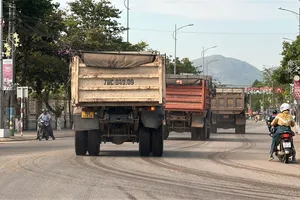 Quảng Ngãi: Xe chở vật liệu thi công cao tốc 'tung hoành’ trên tỉnh lộ 624