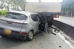 Tài xế xe công nghệ mắc kẹt trong cabin sau tai nạn với xe tải 