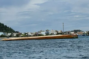 Quảng Ngãi yêu cầu trục vớt tàu kéo sà lan chìm trên biển Lý Sơn để điều tra