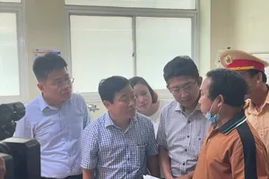 Ban ATGT tỉnh Quảng Ngãi thăm hỏi nạn nhân vụ xe tải lật vào nhà dân