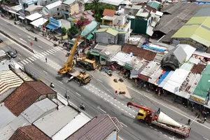 Nguyên nhân vụ xe tải tông liên hoàn 3 xe máy rồi lật vào nhà dân ở Quảng Ngãi