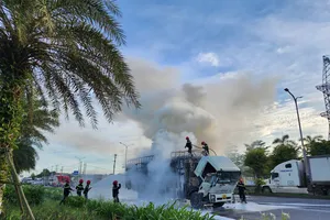 Xe tải bốc cháy dữ dội trên Quốc lộ 1A, hàng hóa bị thiêu rụi