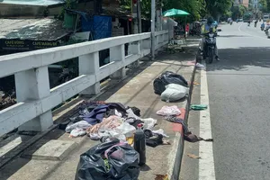 Tìm thân nhân của bé sơ sinh được phát hiện ở rạch Cầu Sơn, Bình Thạnh