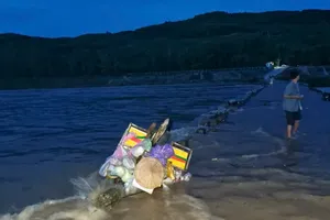 Quảng Ngãi: 1 phụ nữ mất tích khi chạy xe máy qua cầu ngập nước