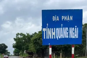 Xử lý biển báo 'địa phận tỉnh Quảng Ngãi' nhem nhuốc trên quốc lộ