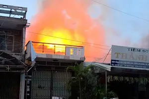 Nhiều tiếng nổ trong vụ cháy cửa hàng sơn và hóa chất ở Quảng Ngãi