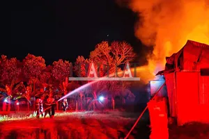Xuyên đêm dập lửa vụ cháy lớn tại xưởng nhựa ở Quảng Ngãi