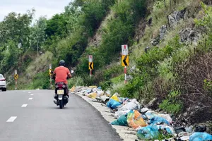 Rác thải bủa vây dọc tuyến đường tránh Sa Huỳnh