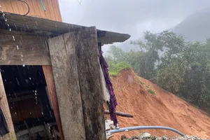 Quảng Ngãi: Hàng chục nhà dân, trụ sở, trường học bị tốc mái do bão số 3