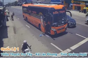 Xe khách dừng đèn đỏ xả rác xuống đường ở Quảng Ngãi