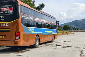 Ngán ngẩm khi di chuyển qua đèo Lò Xo với nhiều ổ gà, lồi lõm