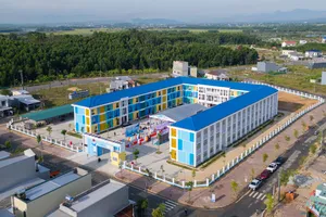 Hơn 1.300 học sinh vùng khu kinh tế Dung Quất chuyển vào học trong ngôi trường 42 tỉ