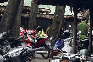 Mẫu thuẫn tình cảm người đàn ông tưới xăng đốt phòng trọ làm 2 người bị thương 